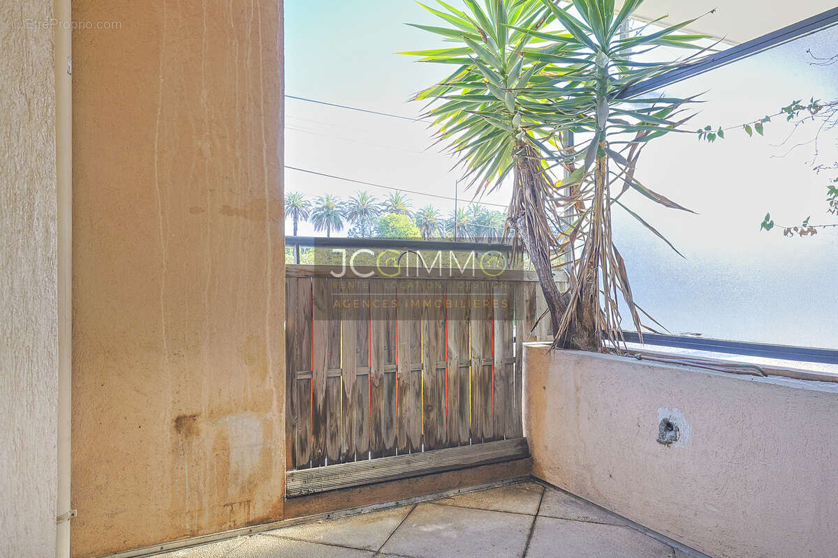 Appartement T3 rénové de 57m2 - Garage en sous-sol - Hyères - photo 3