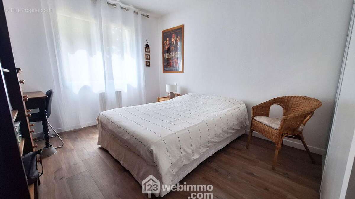 Première chambre avec armoire de rangement exposée sud donnant sur le jardin - Maison à SAINT-HILAIRE-LA-FORET