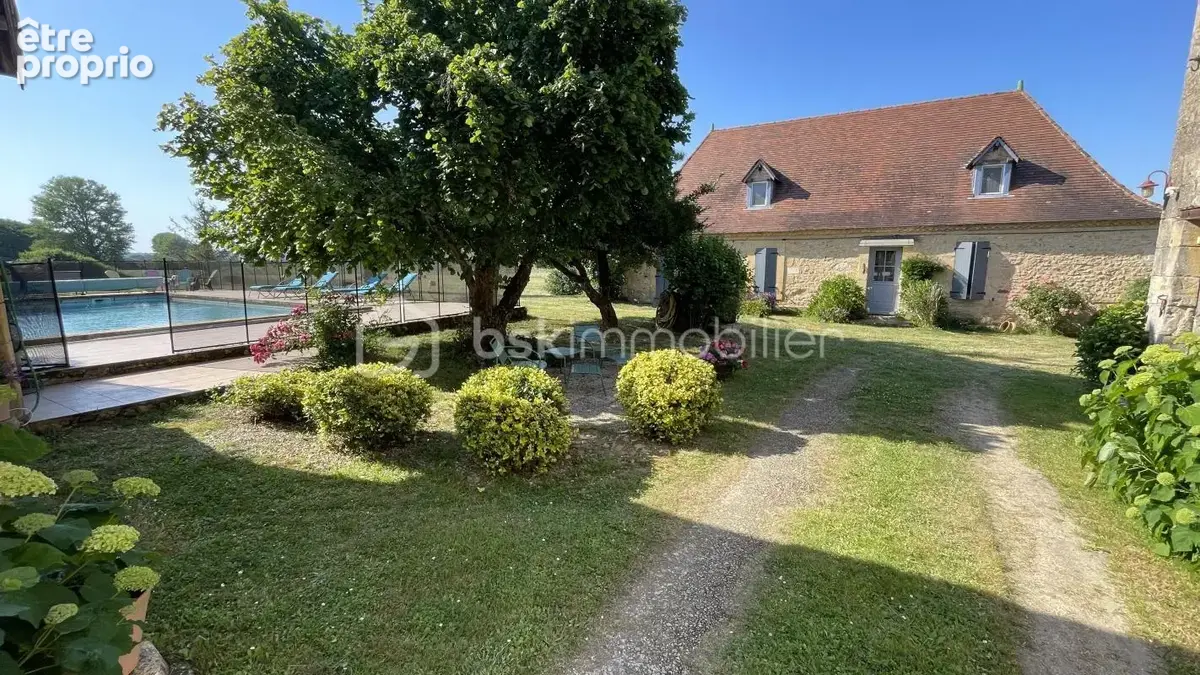 Sur 11457 m2 de terrain, ensemble de bâtiments en pierre composé d’une maison d’habitation, d’un gîte, d’un pool house, de deux  - photo 4