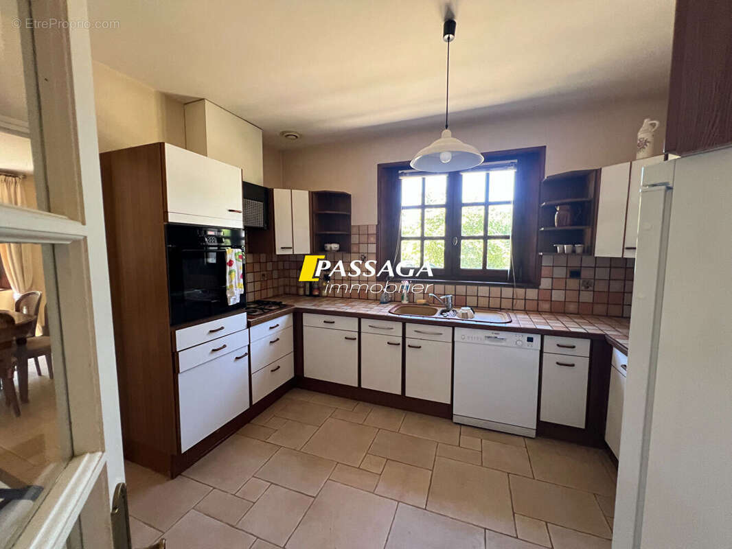 A VENDRE - Maison d'habitation avec parc arboré et piscine - LAISSAC - photo 7