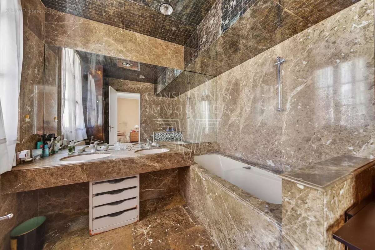 Appartement à NEUILLY-SUR-SEINE