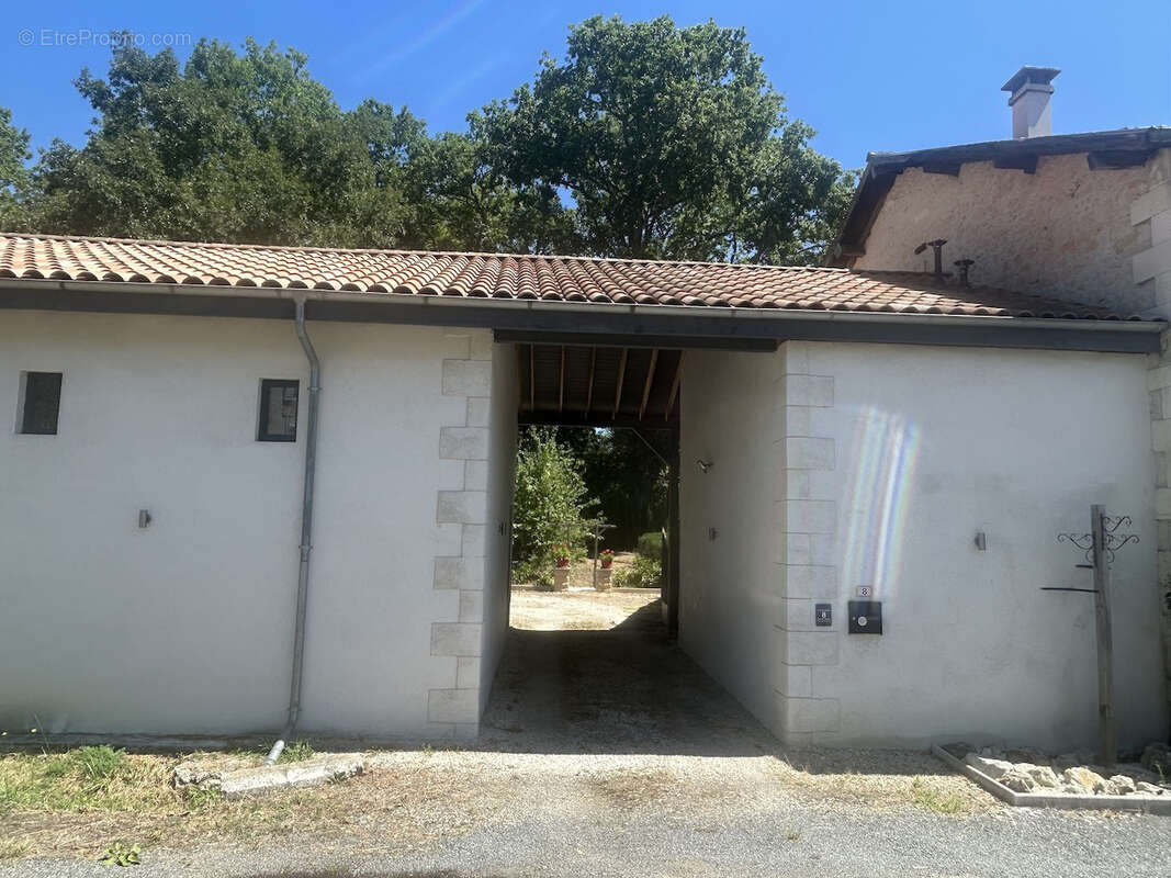 Magnifique maison en pierre renovée, avec vues,  sur terrain d'environ 1162m2 - photo 16