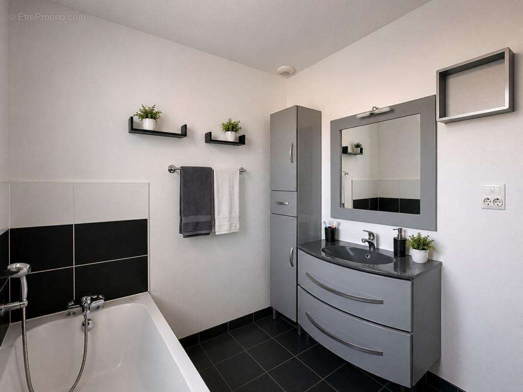 Renaison , maison plain-pied avec piscine - photo 8