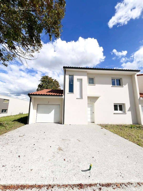 Maison à SAINT-BEAUZIRE