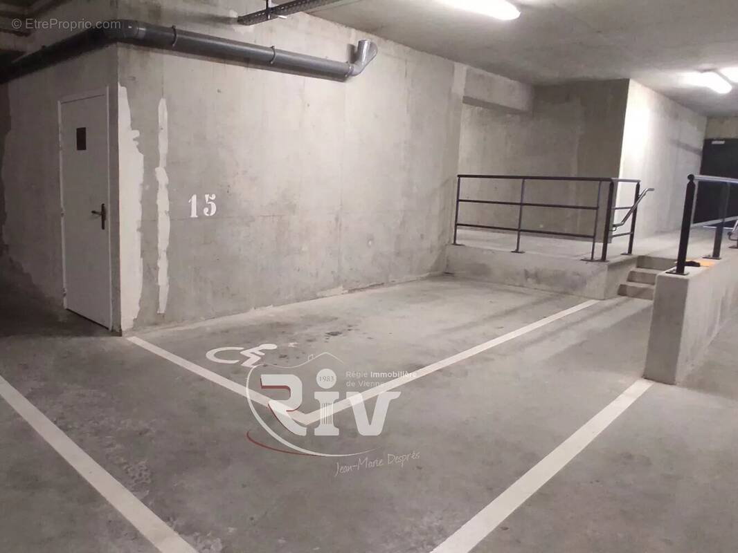Parking à SAINT-ROMAIN-EN-GAL