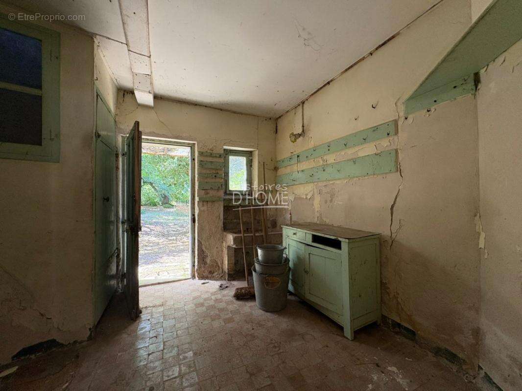 Maison à rénover avec grange et terrain clos de 697 m² - photo 6