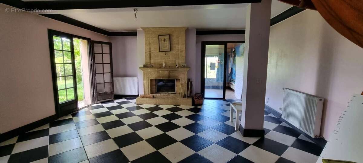 Ensemble immobilier maison de 265 m² hab avec dépendances  sur  1 Ha - photo 5
