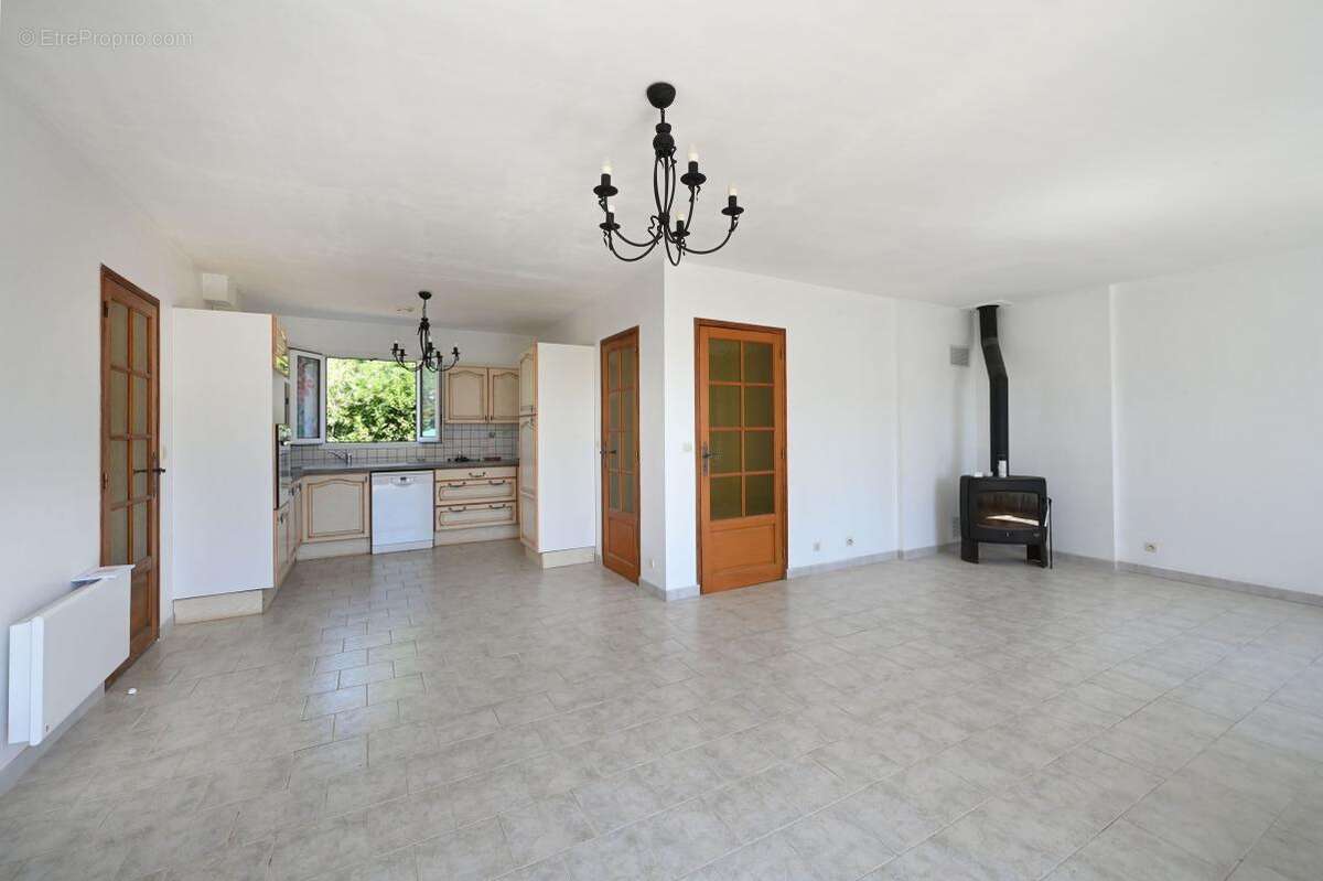 Maison de plain-pied située  centre village A VENDRE SAINT CLEMENT DES BALEINES - photo 4