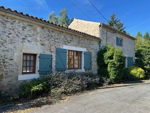 Maison à BAZOGES-EN-PAREDS