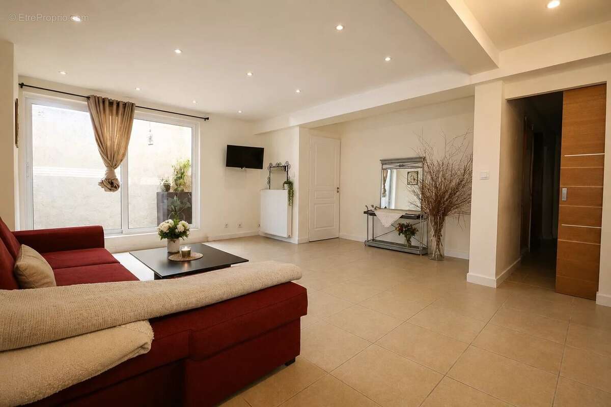 Appartement 241 m² à Maurepas  - photo 19