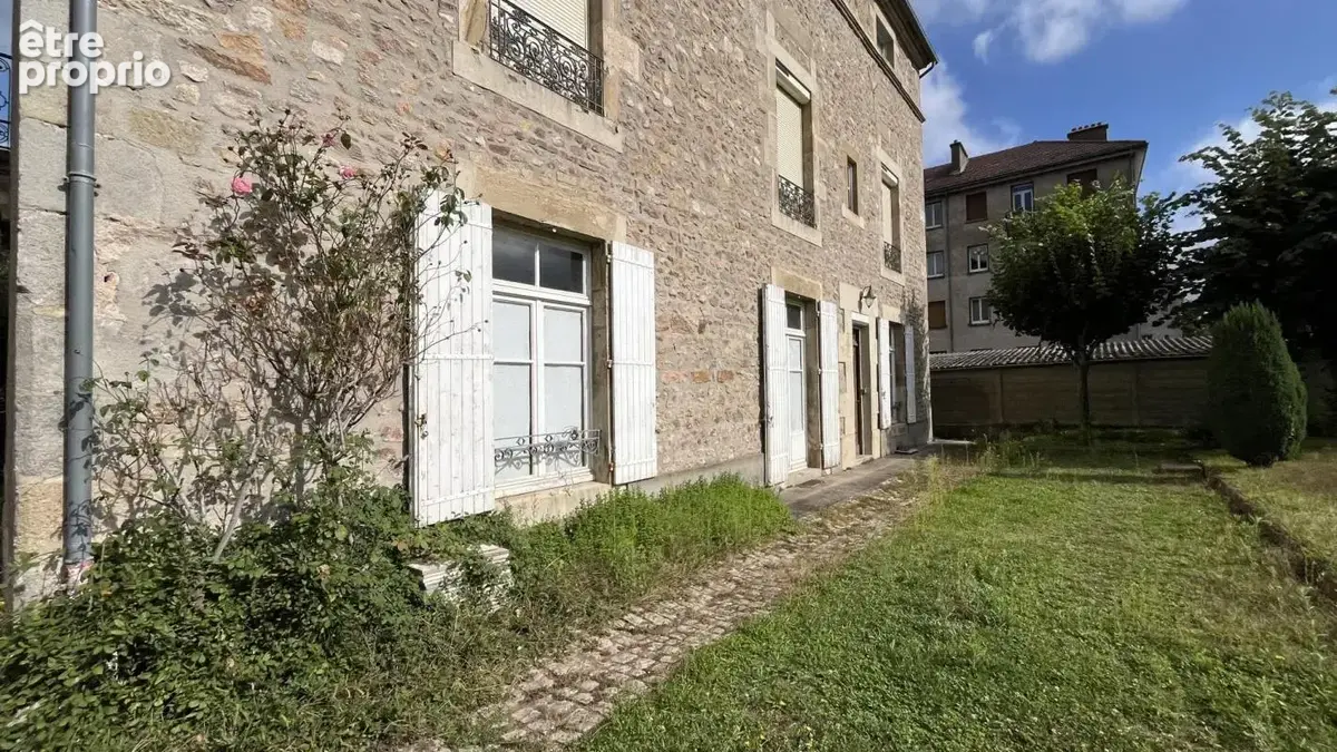 Maison en pierre de 335 m² en plein centre-ville - photo 3