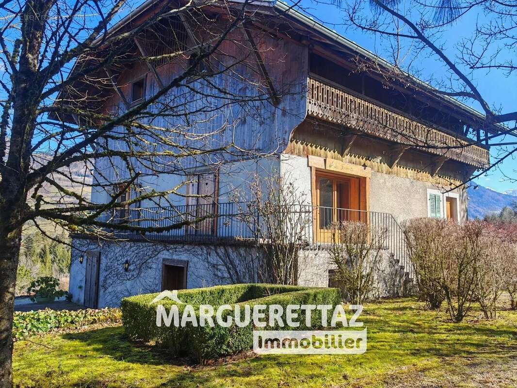 Maison à LA RIVIERE-ENVERSE