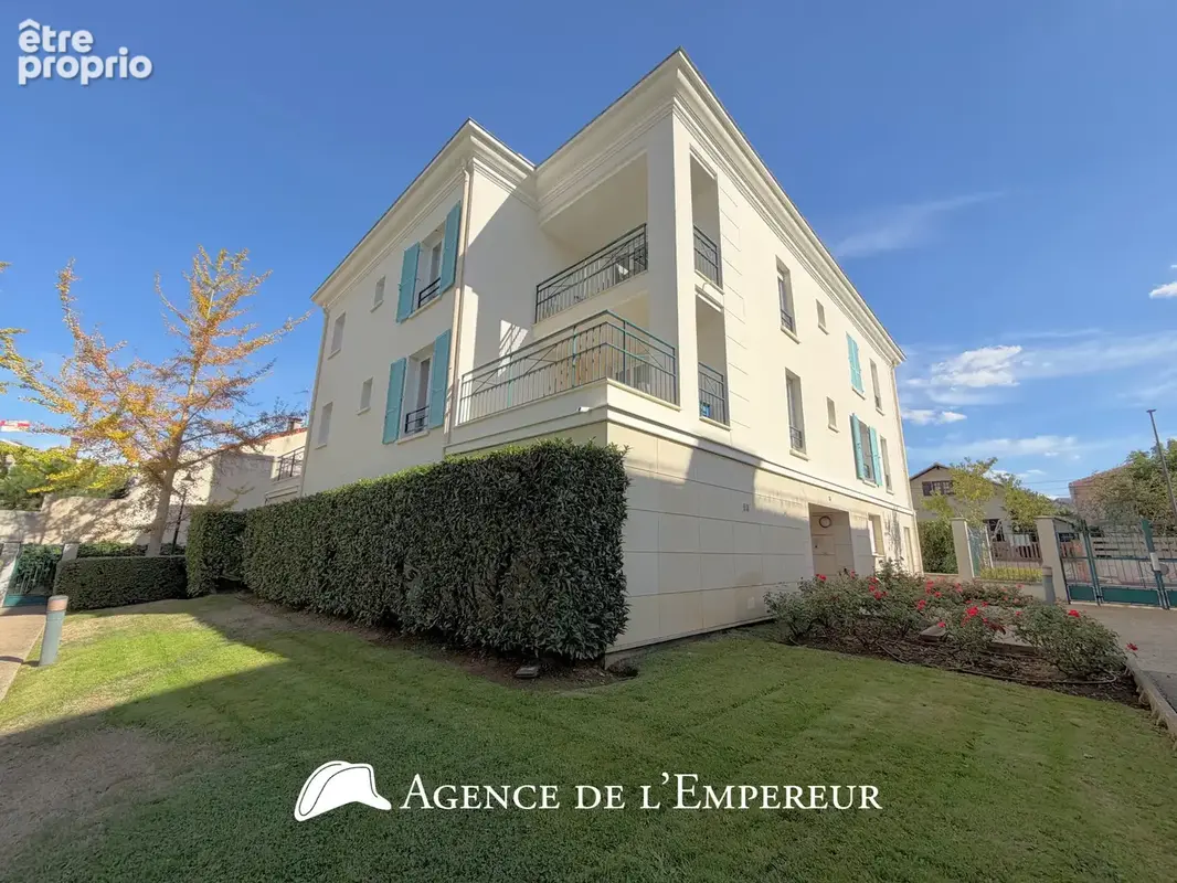 2 pièces de 49 m2 avec terrasse, parking et cave. - photo 4