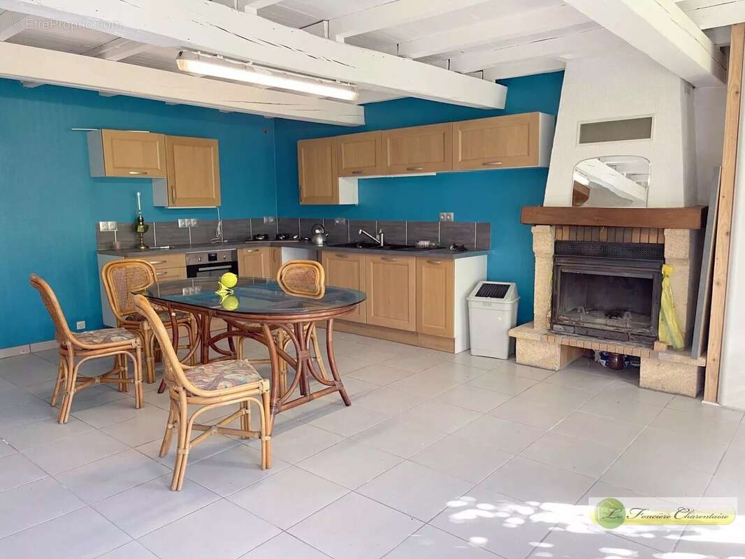 Maison 76 m² à Les Gours  - photo 3