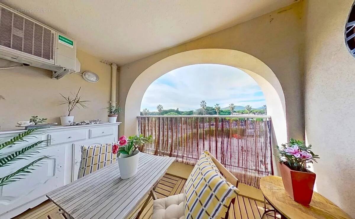Hyères Port : Studio meublé  avec terrasse loggia et place parking privée en sous-sol sécurisé - photo 2