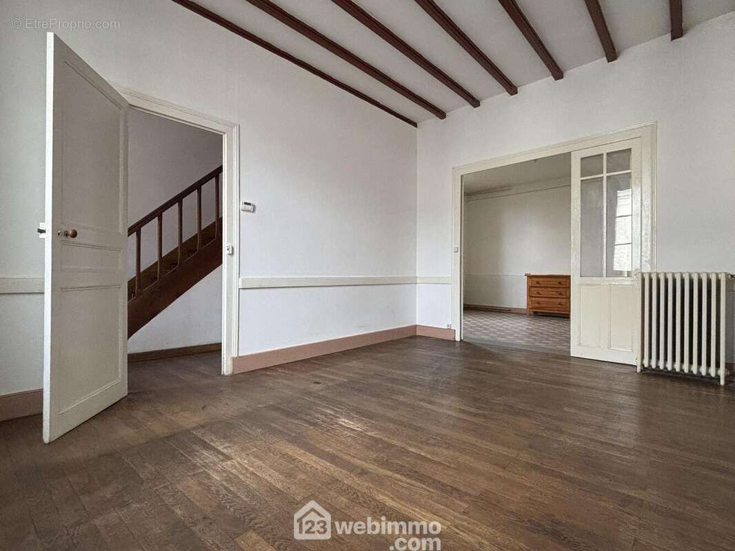 Accessible depuis l'entrée et communicante avec le séjour, - Maison à INGRANDES