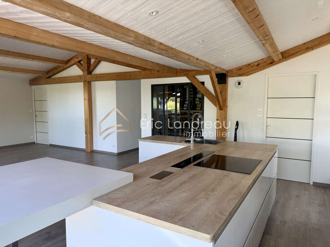 Vue exceptionnelle sur le plan d'eau et l'église   Propriété de 4 chambres au cœur de Talmont-Saint-Hilaire - photo 12