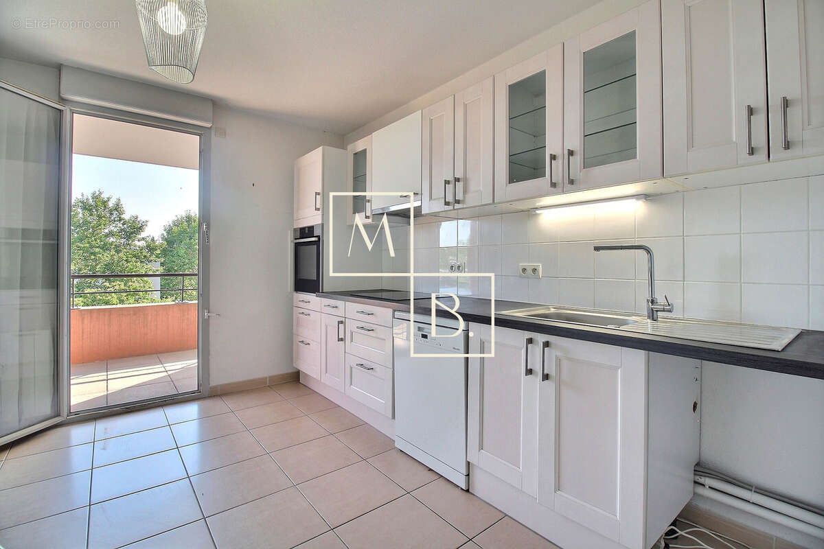 À vendre, Croix d'Argent, T4 de 101,46 m2 loi carrez avec 3 chambres, terrasse, loggia, garage et parking - photo 11