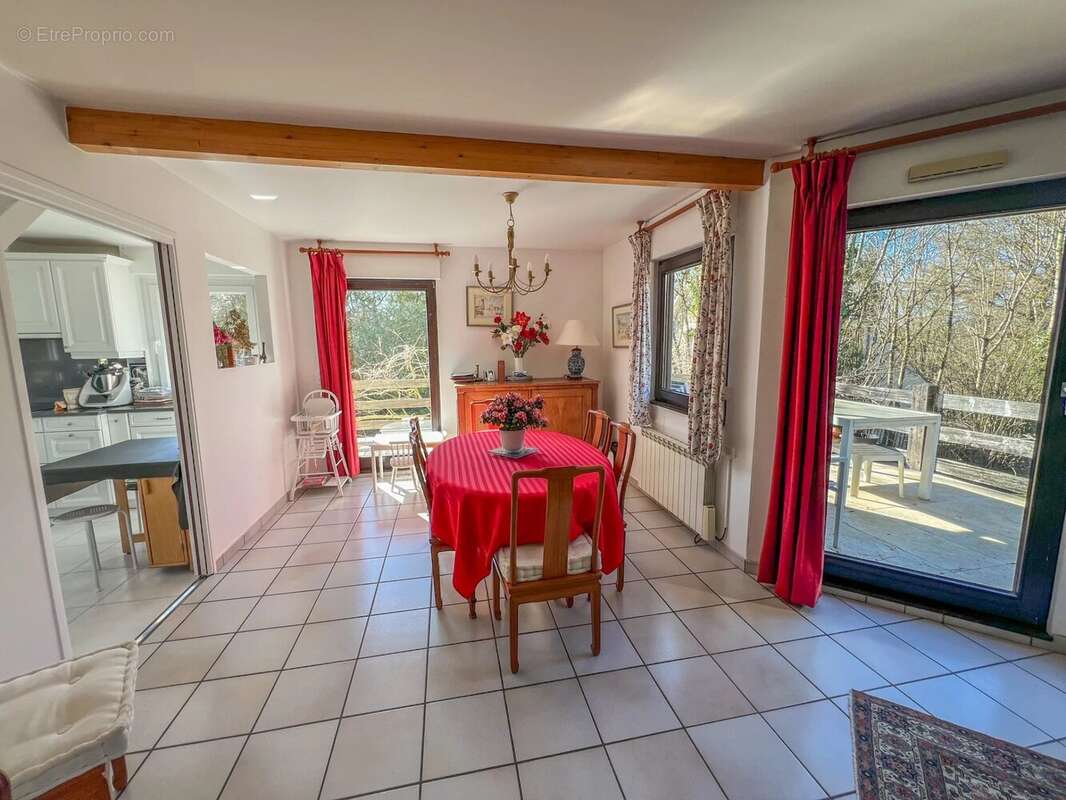 Maison à LE MESNIL-SAINT-DENIS