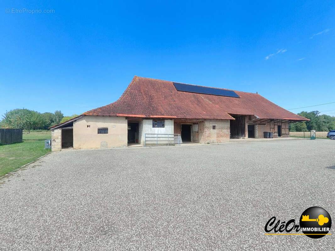 Maison 190 m² à La Chapelle-Saint-Sauveur  - photo 2