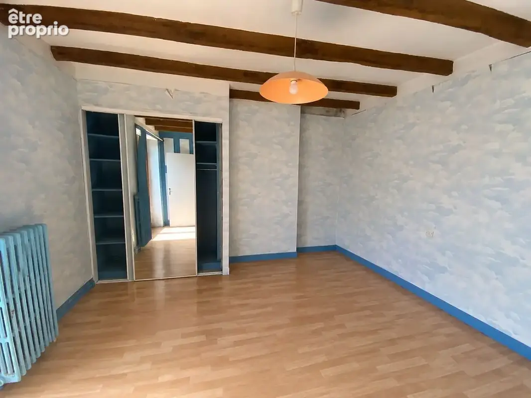 Chambre vide aux poutres apparentes