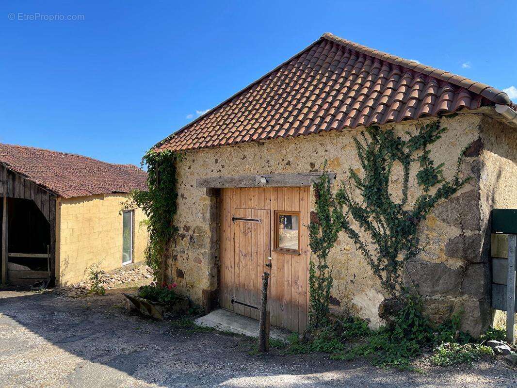Maison authentique du XVIIIe siècle avec trois grandes granges, belle vue et terrain de 1,4 hectare - photo 13