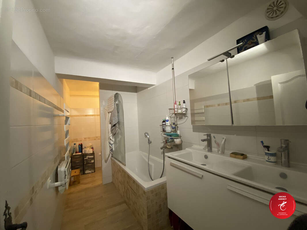 1er étage salle de bain avec WC - Maison à LA MOTTE