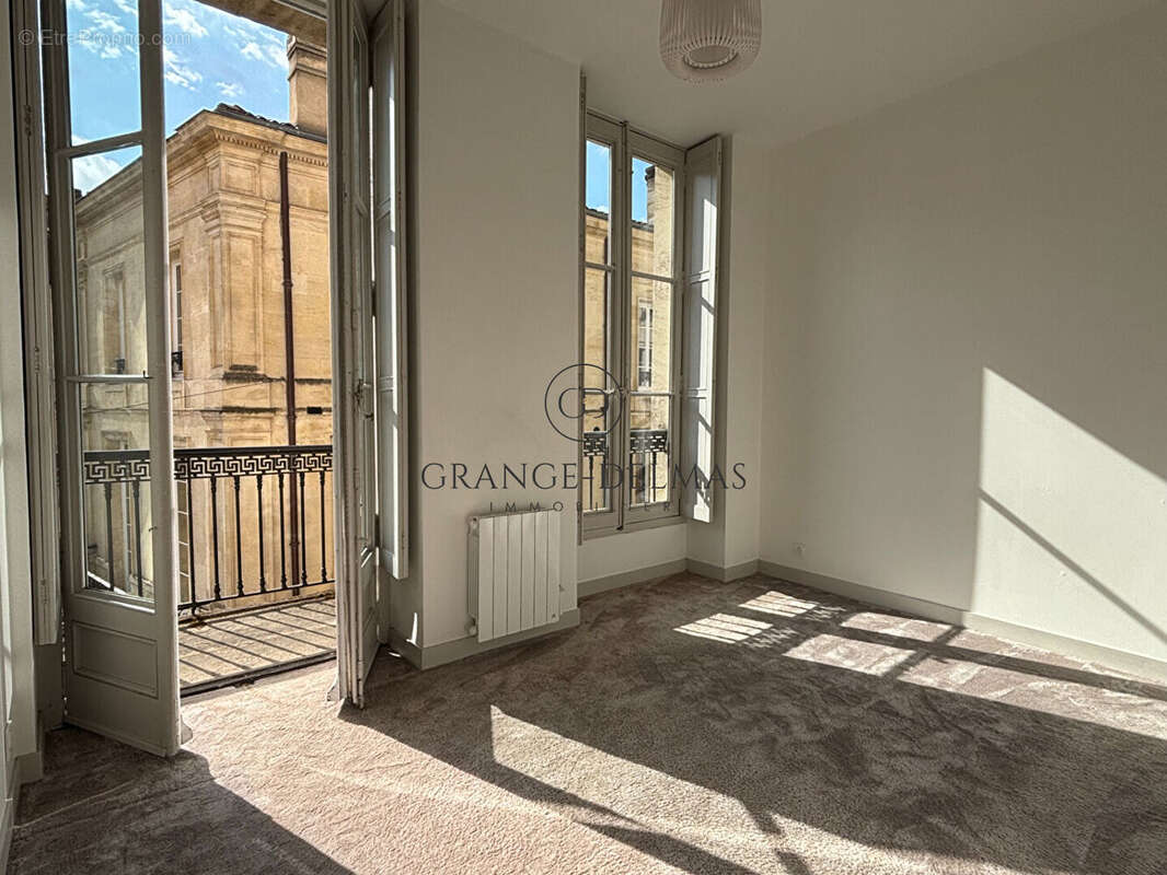 Appartement rénové immeuble pierre - TRIANGLE D'OR - photo 9