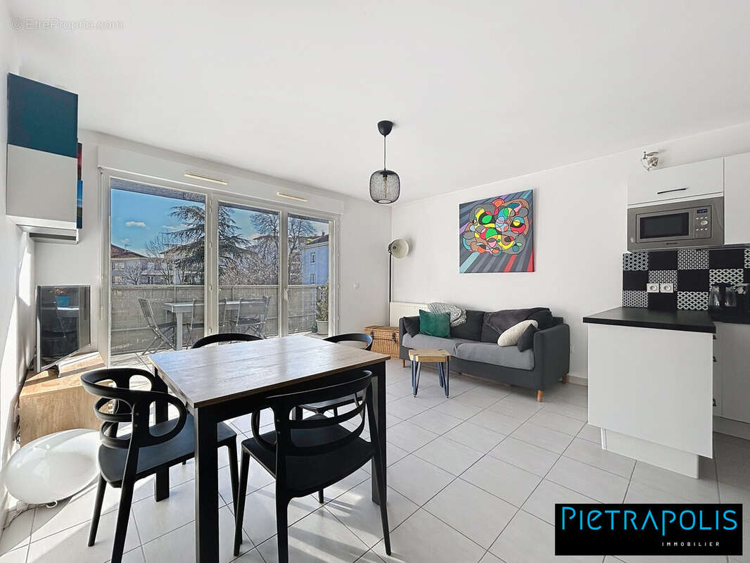 Appartement à MEYZIEU