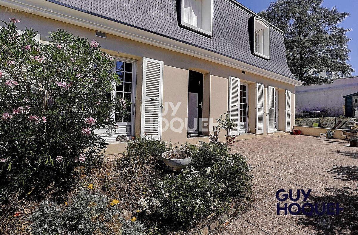 A vendre maison de 205 m² carrez et 290 m² utile  à Rive de GIER - photo 2