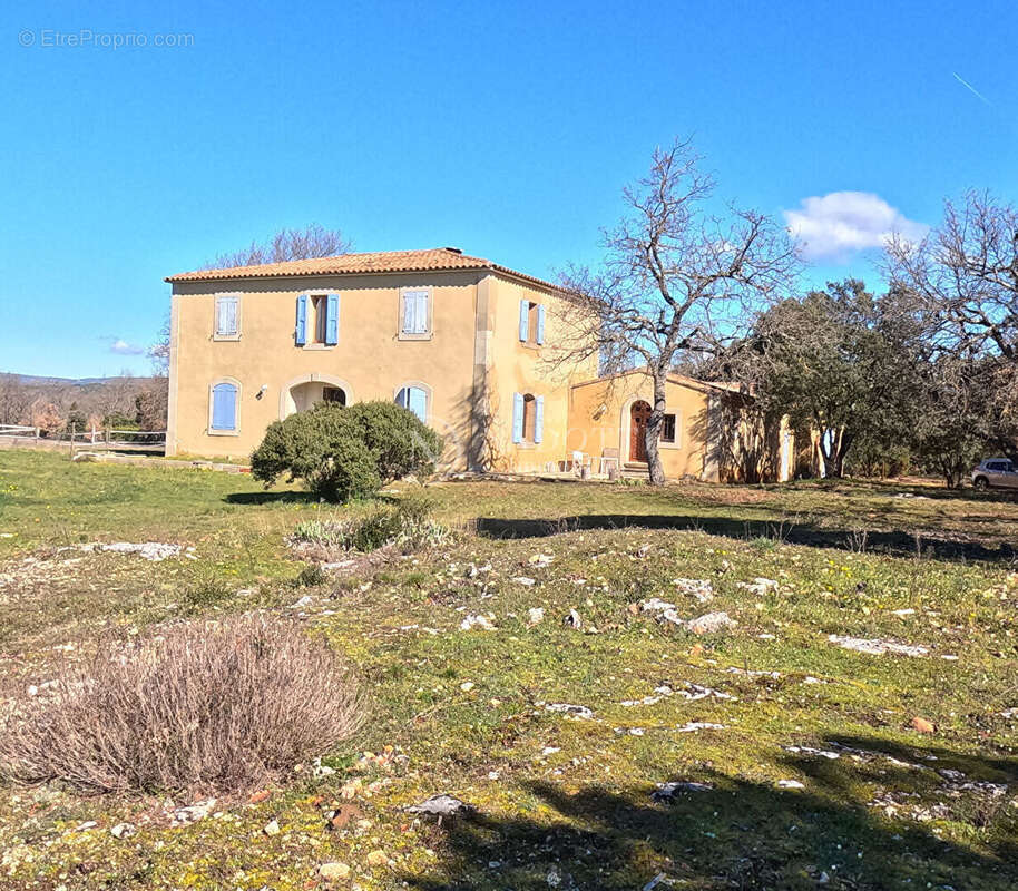 Bastide en campagne de bonnieux avec box a chevaux et carrieres - photo 2
