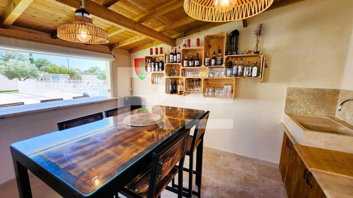 Maison à SAINT-CHAPTES