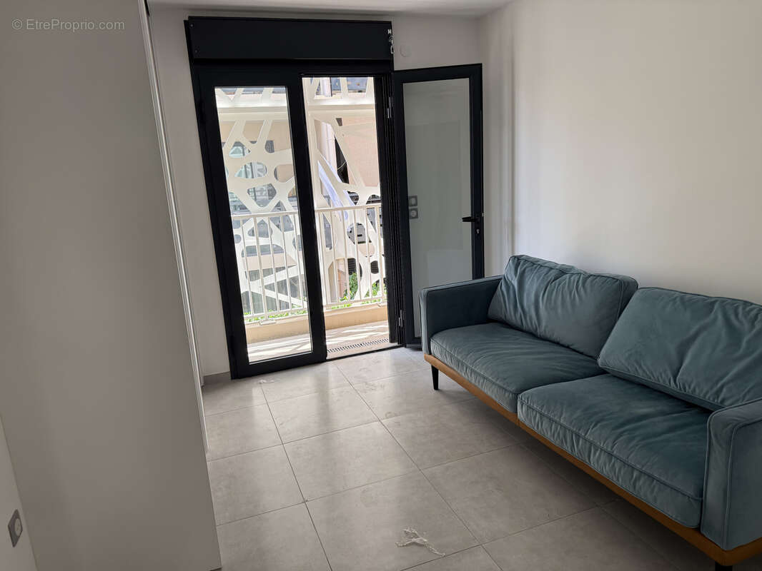 F3 de 67  m2 et terrasse 19 m2 en centre ville Saint Denis - photo 4