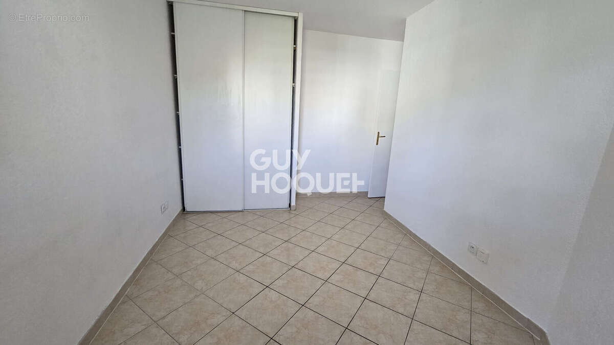 Lumineux T2 de 42m2 avec terrasse, garage, gardien et piscine. - photo 9