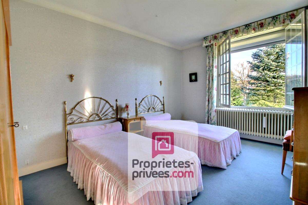 1h Gare de PARIS/BERCY - VILLEMANDEUR - Proche écoles & commerces, SPACIEUX PAVILLON de 140 m2 environ, TERRAIN 1820 m2 - photo 9