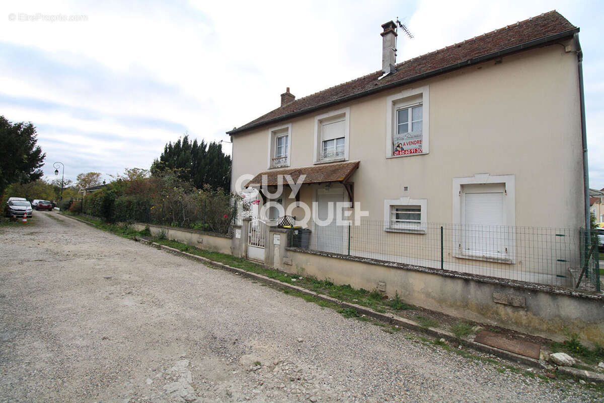 Maison à CHAMPDEUIL