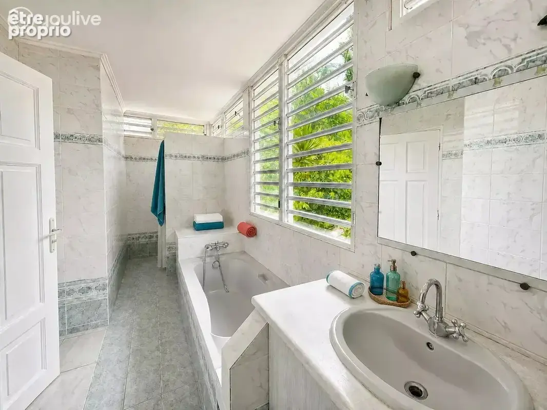 Proche CHU– Villa+ Bungalow 283 m²-piscine -Jardin- Fort-de-France - photo 11