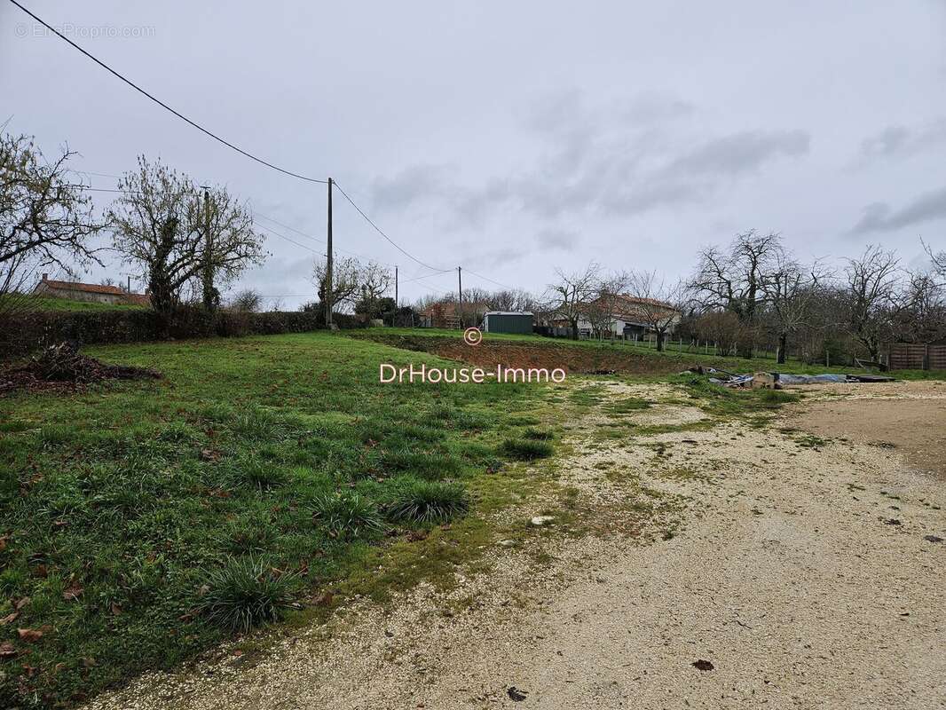 Terrain à RIBERAC