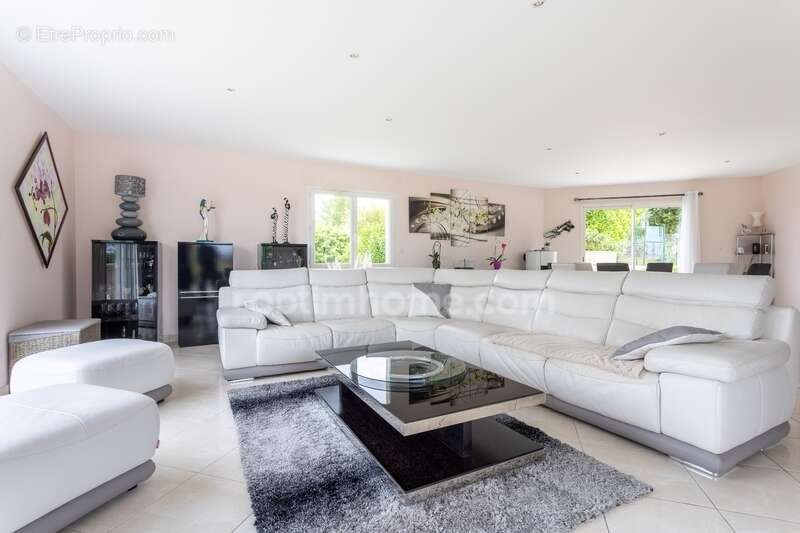 Maison à CREUZIER-LE-VIEUX