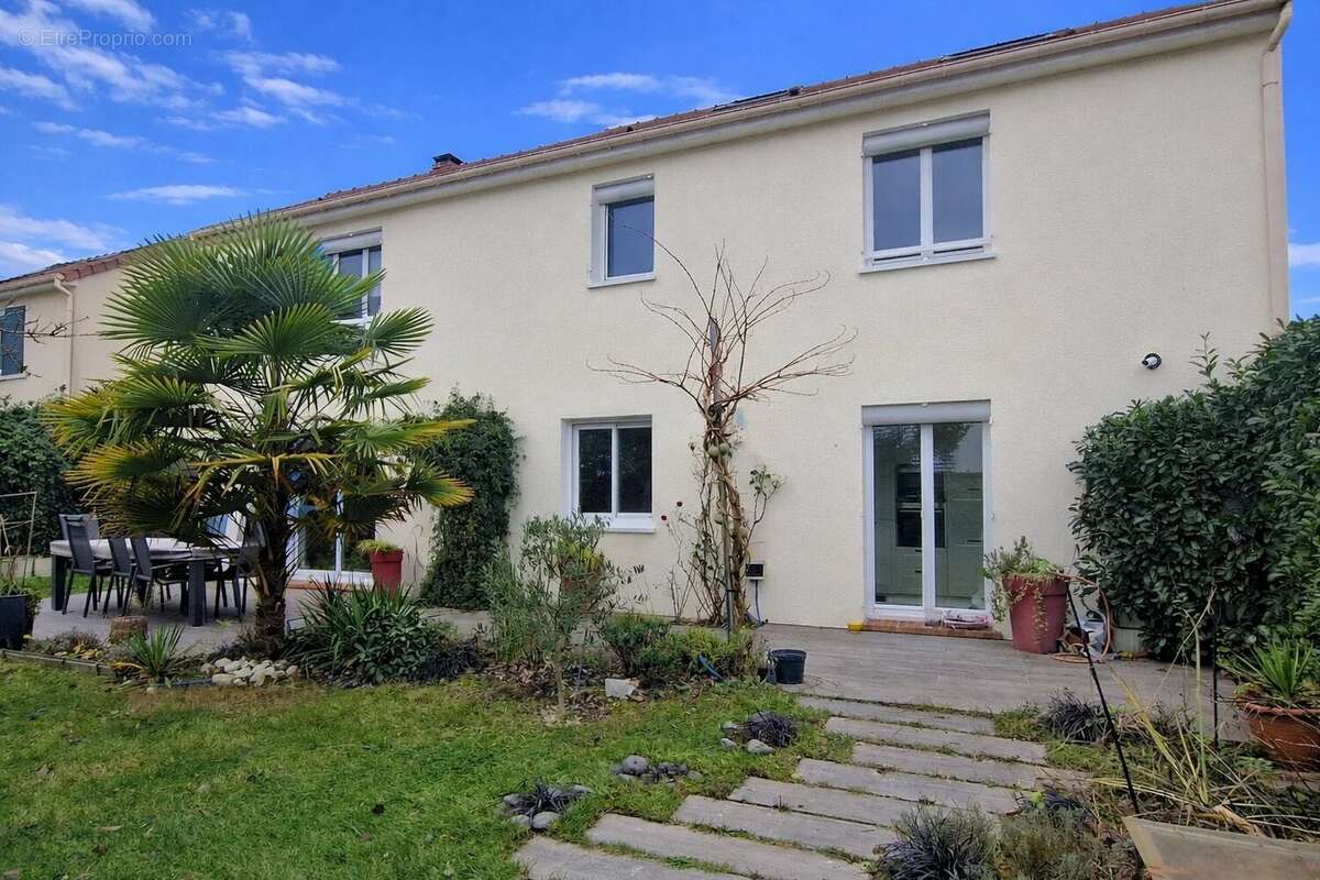 Maison à VOISINS-LE-BRETONNEUX