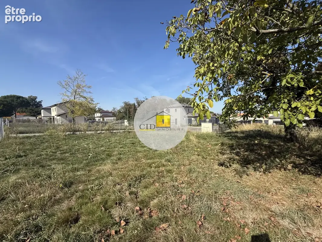 Photo Terrain à Saint-Bonnet-De-Mure au prix de 185 000€