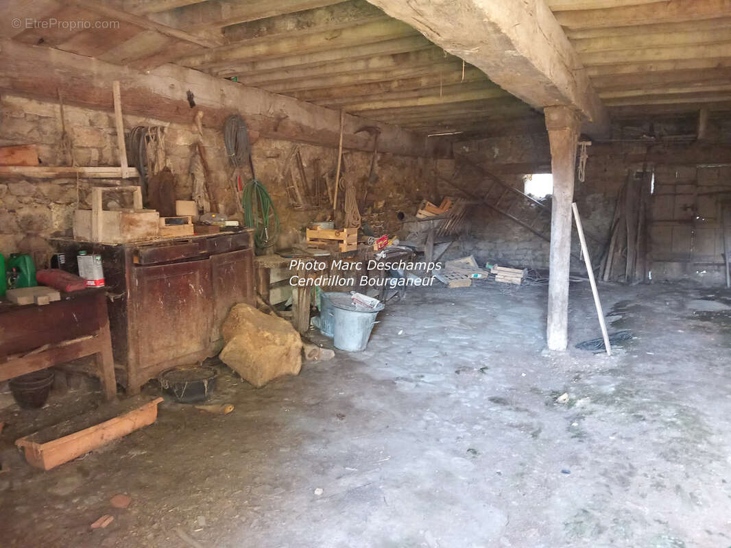 Pour les amateurs d'histoire :  maison datée 1694 et grange, à rénover complètement, gros potentiel, avec 5561 - photo 13