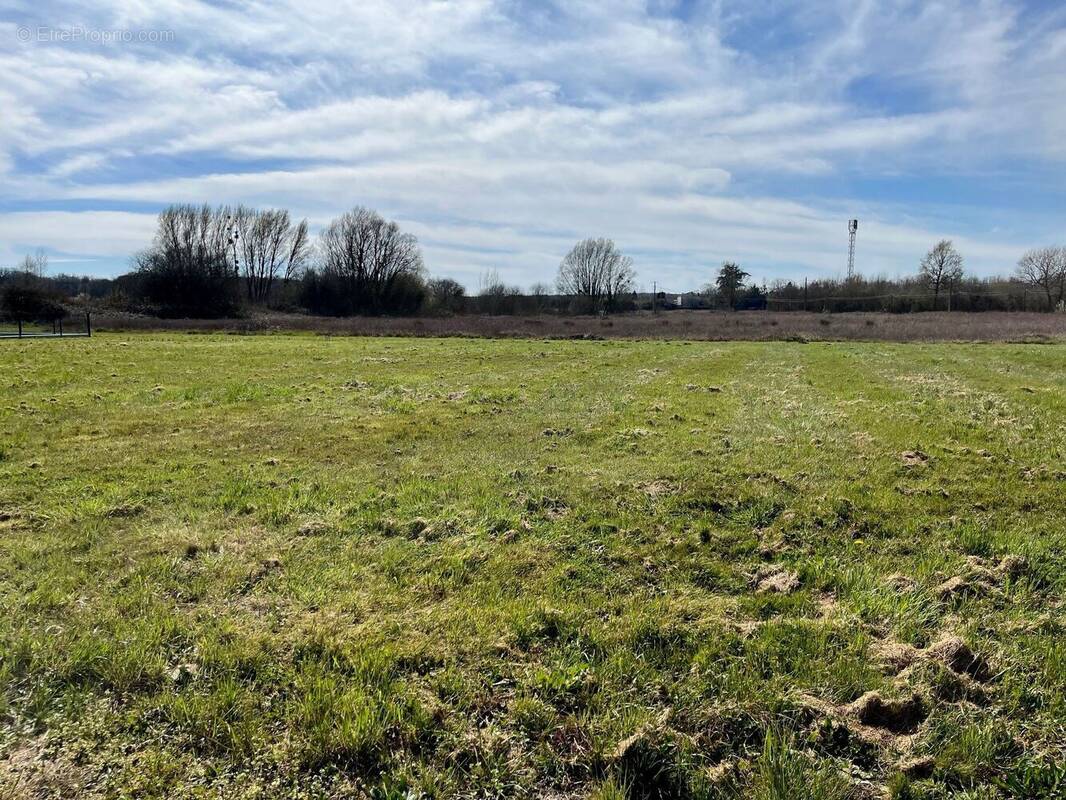 Terrain à LIGNIERES