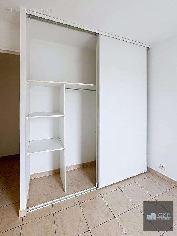 HYÈRES – Appartement T2 avec terrasse et parking couvert - photo 11