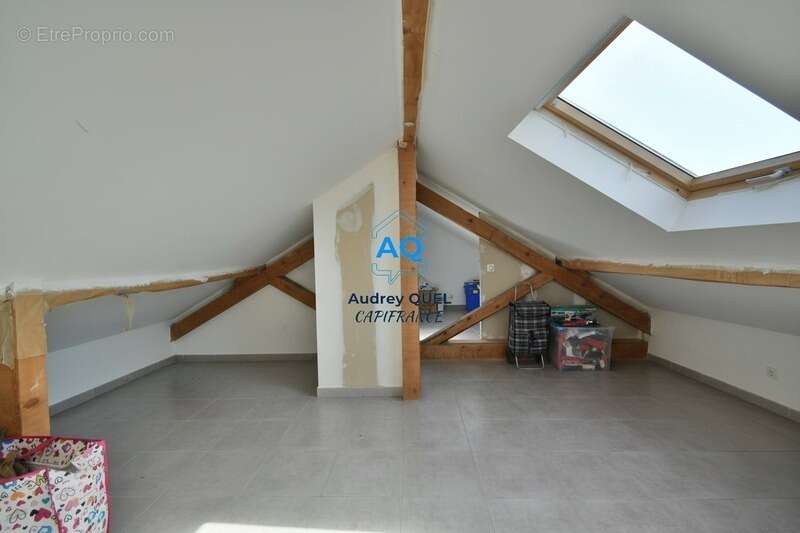 Maison familiale - 6 pièces - 164 m² de surface totale (91m² habitables) avec vue dégagée et fort potentiel – VALSERHONE (01) - photo 13