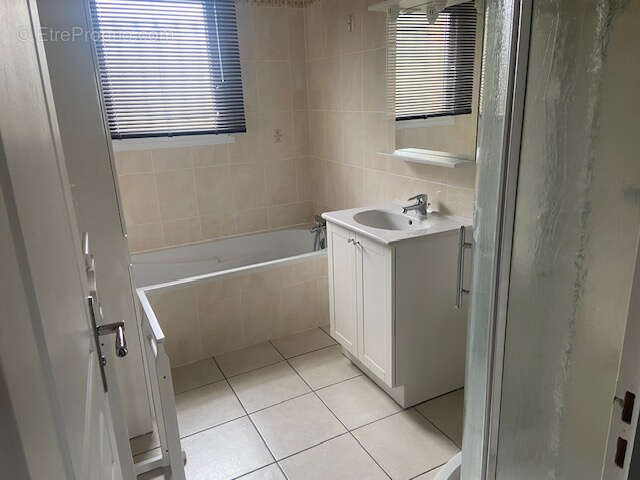 Très belle maison de plain-pied avec garage et double garage sur beau terrain de 2700 M2 - photo 16