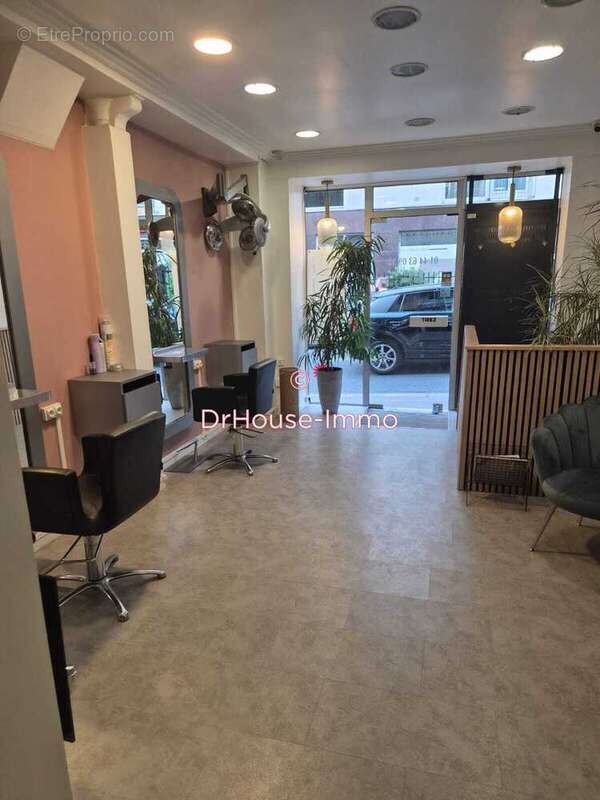 Commerce à PARIS-9E