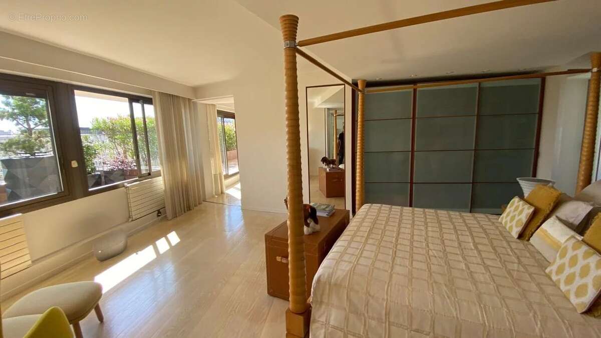 Appartement à PARIS-16E