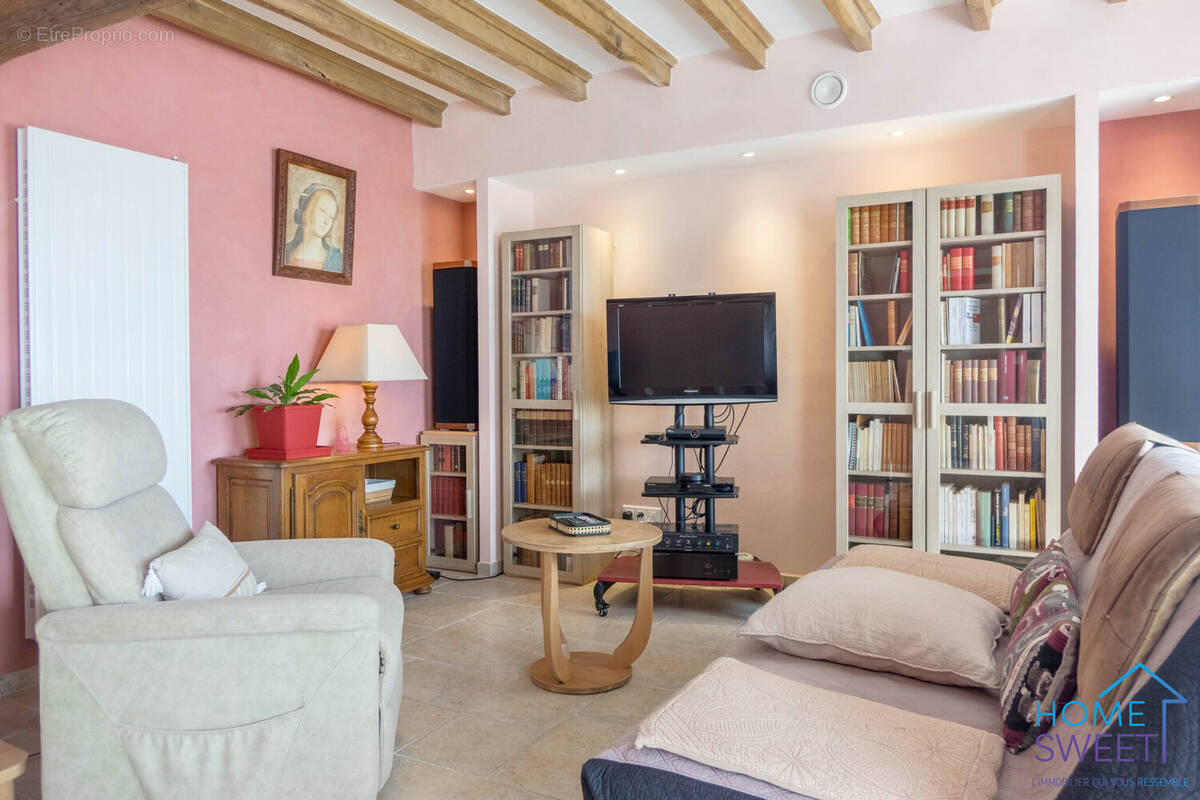 Salon - Maison à SAINT-DENIS-DE-L'HOTEL