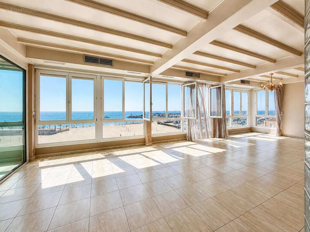Palavas ,dernier étage privatif en vue mer panoramique , T4/5 de 182 m2 traversant   , 2 boxs privés , cellier - photo 2